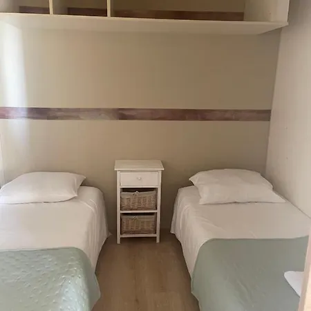 Les De La A Santa Trinita بونيفَسْيو