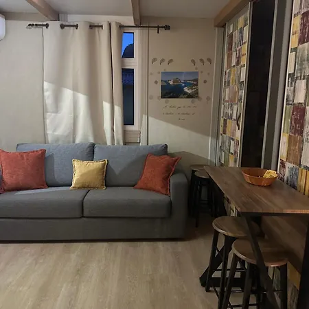 Les De La A Santa Trinita بونيفَسْيو